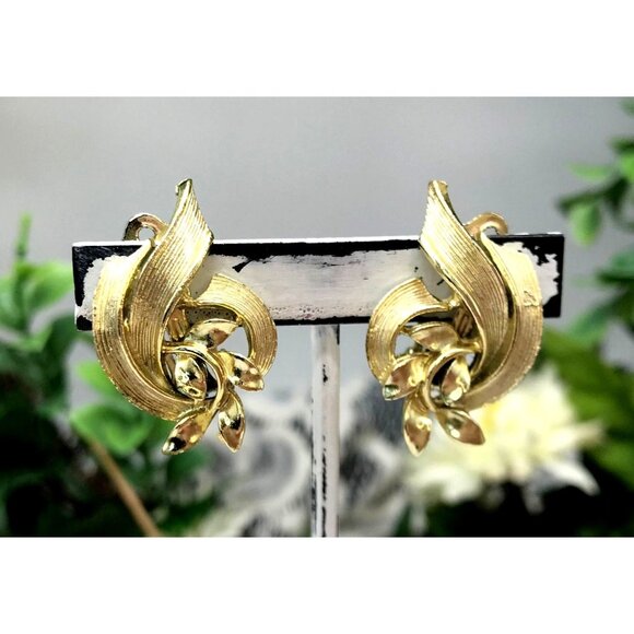 Vintage Gold Tone Clip-On Leaf Earrings Floral Swirl Design by Lisner - Picture 2 of 6